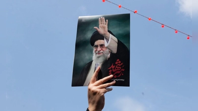 Chamenei war am ersten Tag des Krieges bei einem israelischen Luftangriff auf seinen Amtssitz in Teheran getötet worden. (Archivbild) (Foto: Vahid Salemi/AP/dpa)