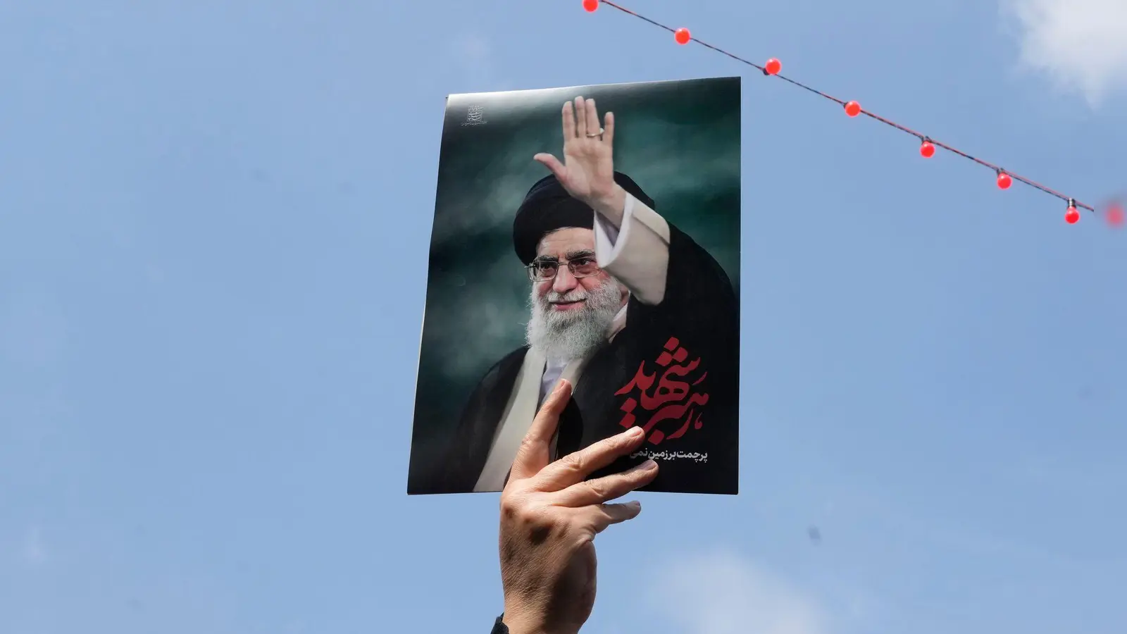 Chamenei war am ersten Tag des Krieges bei einem israelischen Luftangriff auf seinen Amtssitz in Teheran getötet worden. (Archivbild) (Foto: Vahid Salemi/AP/dpa)