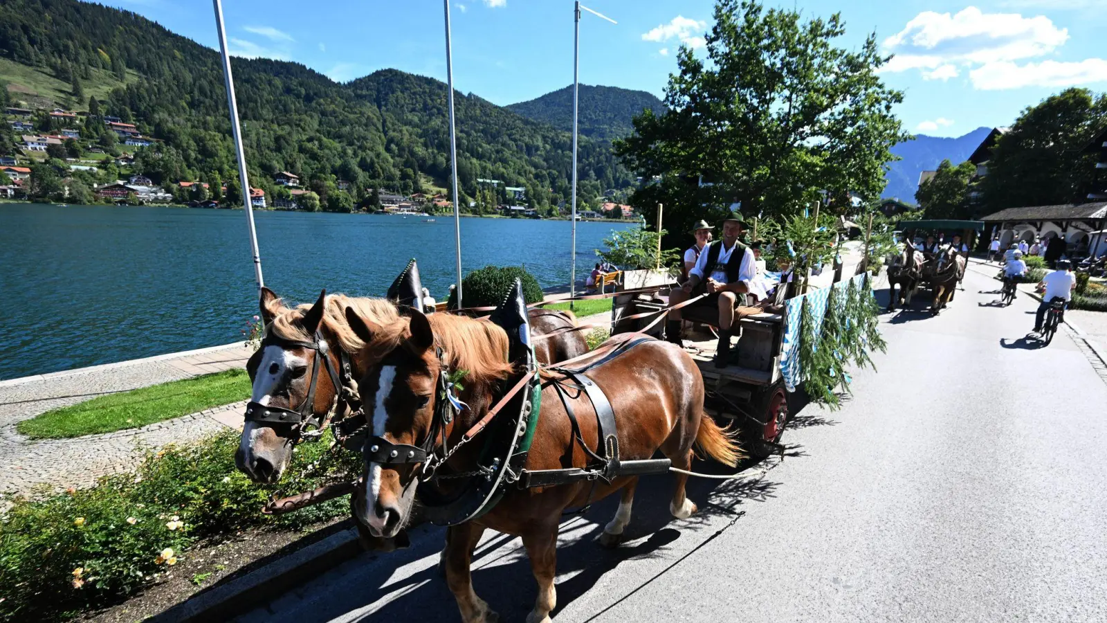 Der Festzug führte direkt am Tegernsee vorbei. (Foto: Felix Hörhager/dpa)