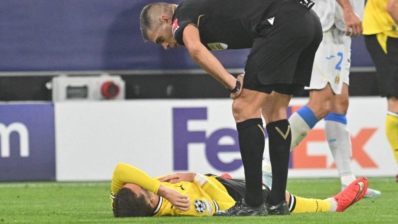 Konstantinos Karetsas (l) musste gegen Villarreal früh ausgewechselt werden. (Foto: Bernd Thissen/dpa)