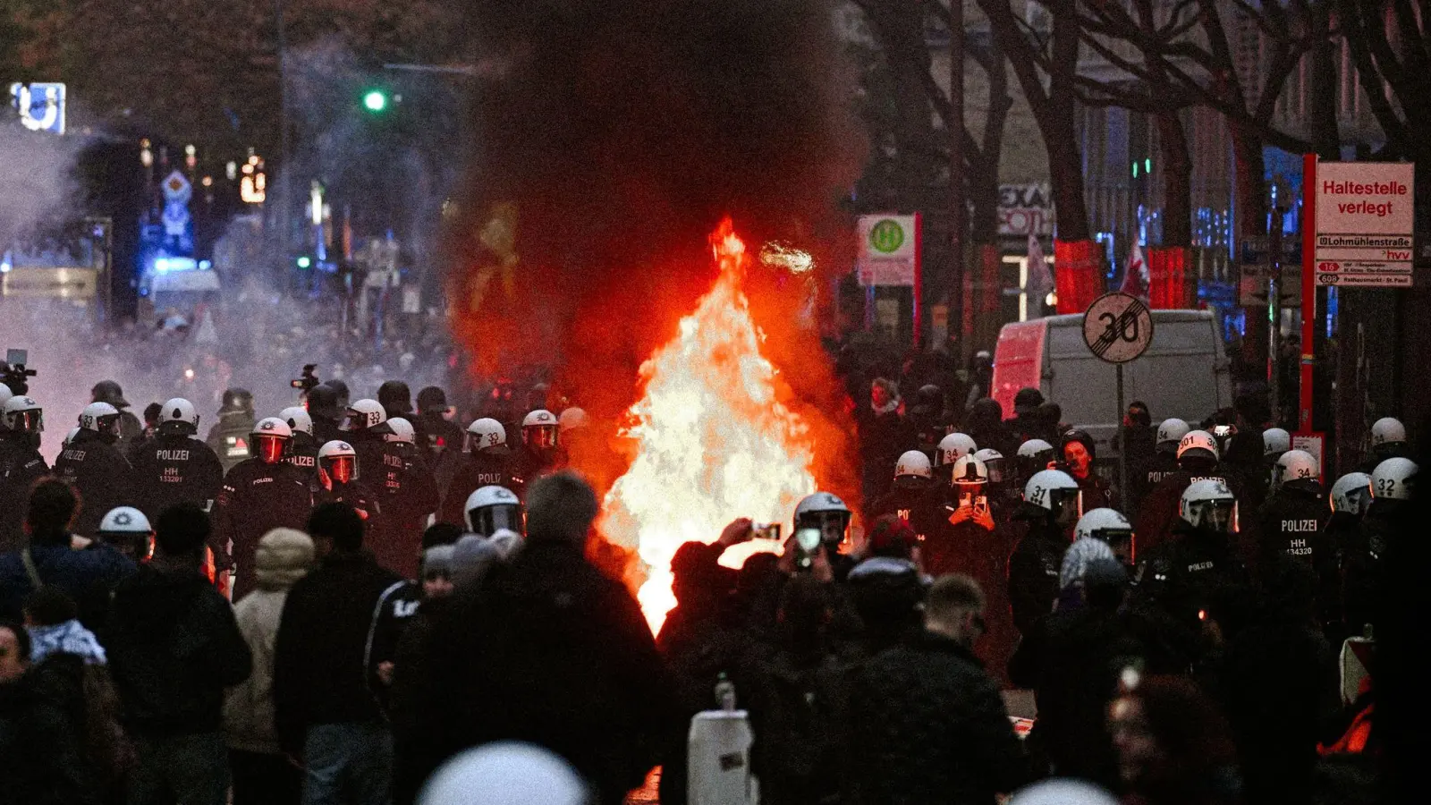 Demonstranten in Hamburg zünden Barrikaden an.  (Foto: Marius Bulling/onw-images/dpa)