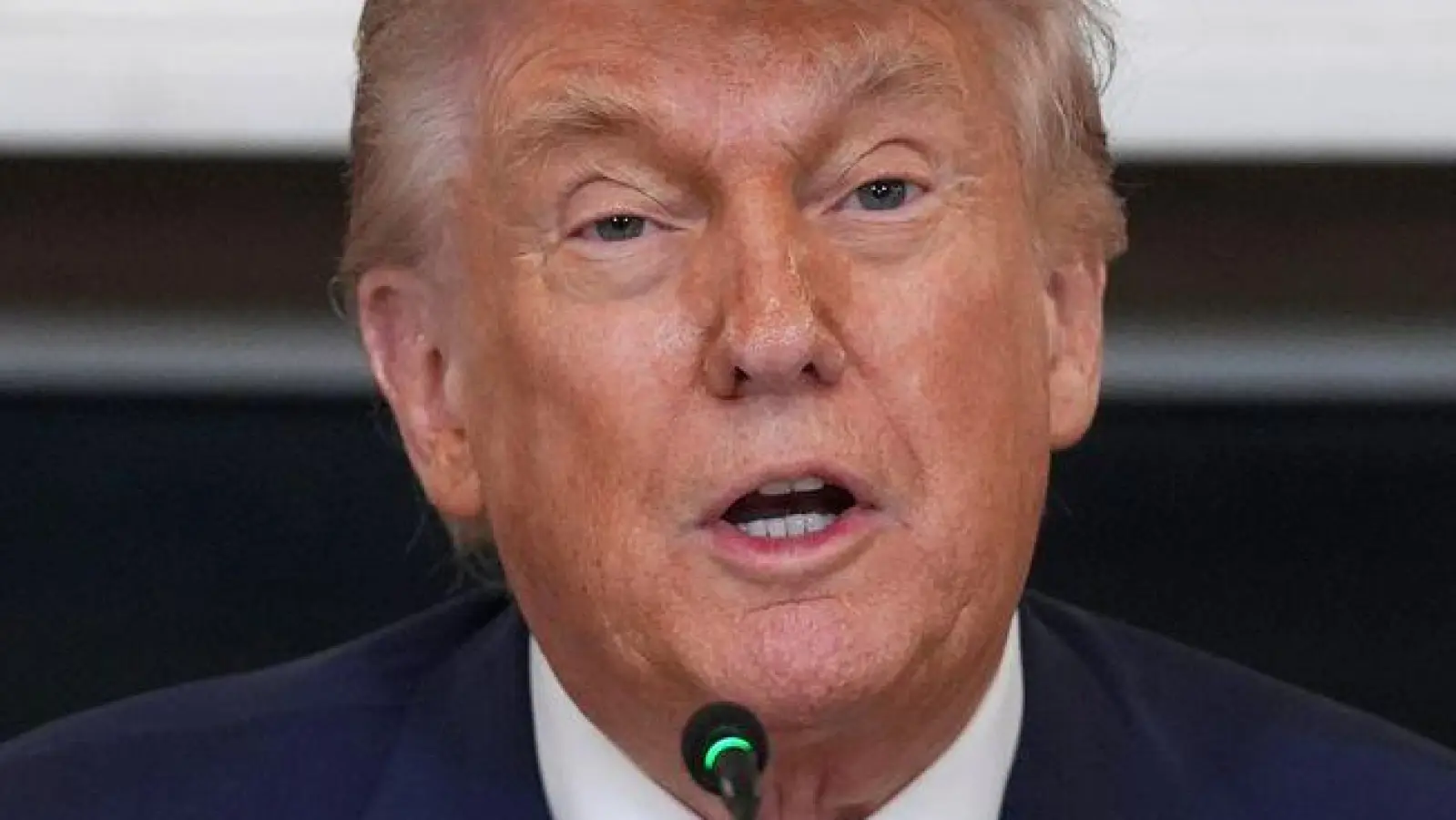 „Er ist auf seine Art wahrscheinlich froh, dass ich mich einmische“, sagt Trump über Newsom. (Foto: Evan Vucci/AP/dpa)