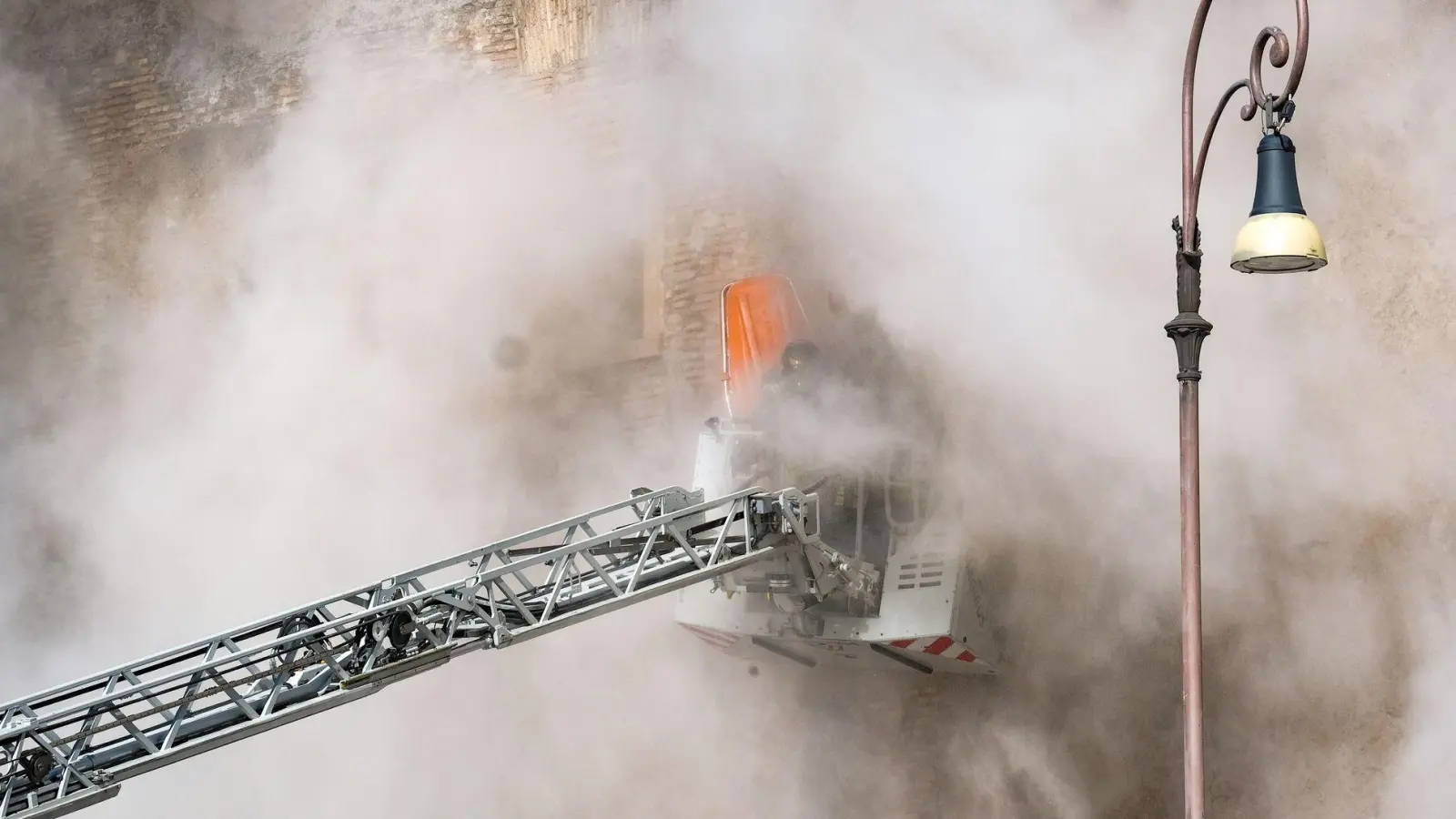 In Rom sind Teile eines mittelalterlichen Turms eingestürzt.  (Foto: Mauro Scrobogna/LaPresse via ZUMA Press/dpa)