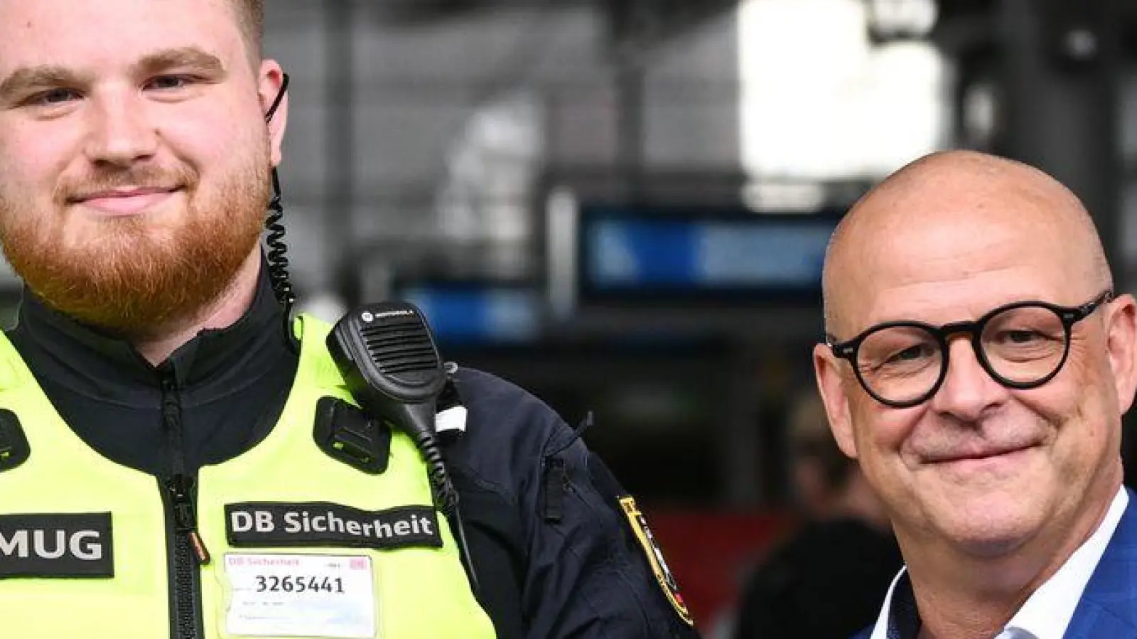 Die beiden Initiatoren des Pilotenprojekts mit ihren Schutzhelmen.  (Foto: Britta Pedersen/dpa)