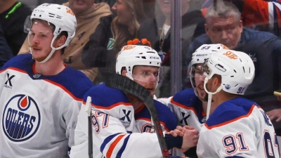 Spieler der Edmonton Oilers feiern nach dem Sieg der NHL Western Conference im Eishockey. (Foto: Gareth Patterson/AP/dpa)