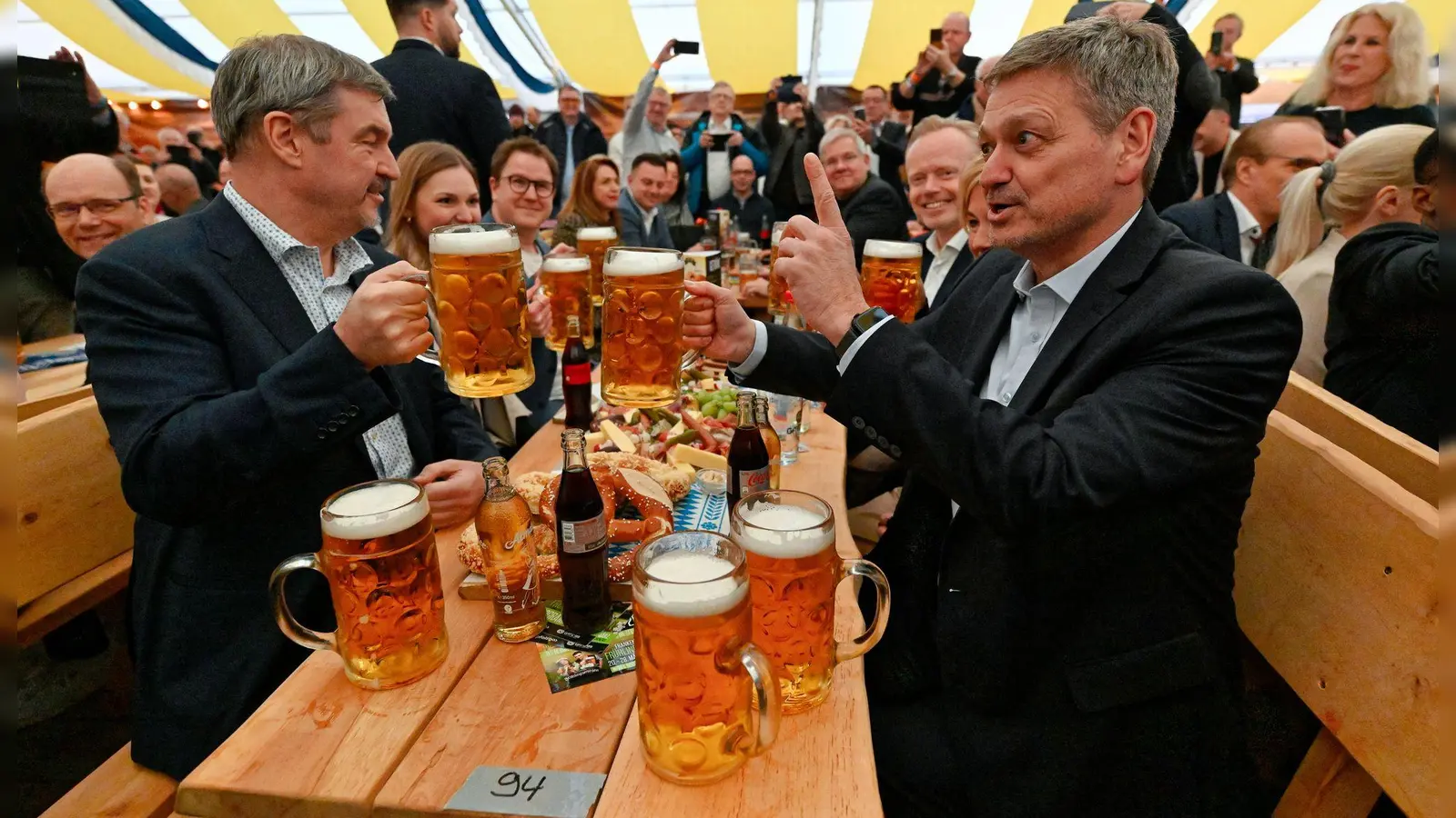 Söder (l, CSU) war nach Frankenthal gekommen, um im Landtagswahlkampf den CDU-Kandidaten Christian Baldauf (r) zu unterstützen. (Foto: Uwe Anspach/dpa)