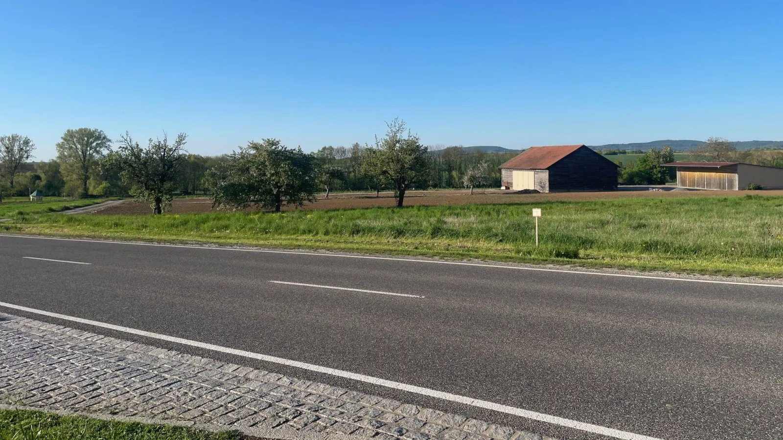 Richtung Gollhofen, rechts der Bundesstraße 13, soll in Uffenheim bald der neue Lidl-Markt entstehen. Die Verträge stehen bereits, erläuterte Bürgermeister Wolfgang Lampe im Ausschuss. (Foto: Gerhard Krämer)