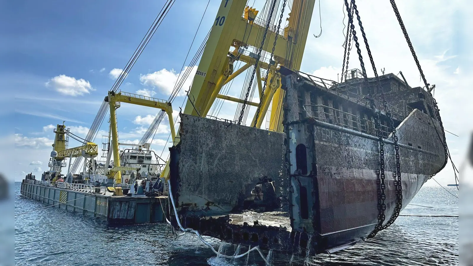 Ein Schwimmkran hat am Freitag das Heck der „Verity“ geborgen. (Foto: MARINE CONSULTANTS GmbH/WSV/dpa)