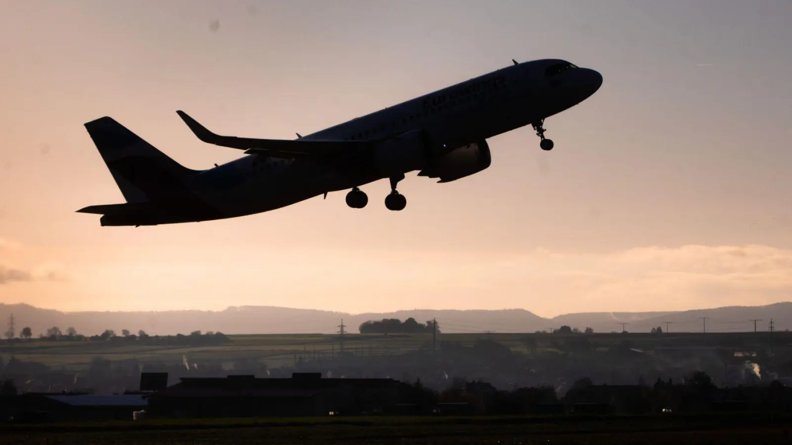 Airline A gebucht und B bekommen? Beim sogenannten Wet-Lease mieten Fluggesellschaften Flugzeuge anderer Airlines samt Crew. (Foto: Christoph Schmidt/dpa/dpa-tmn)