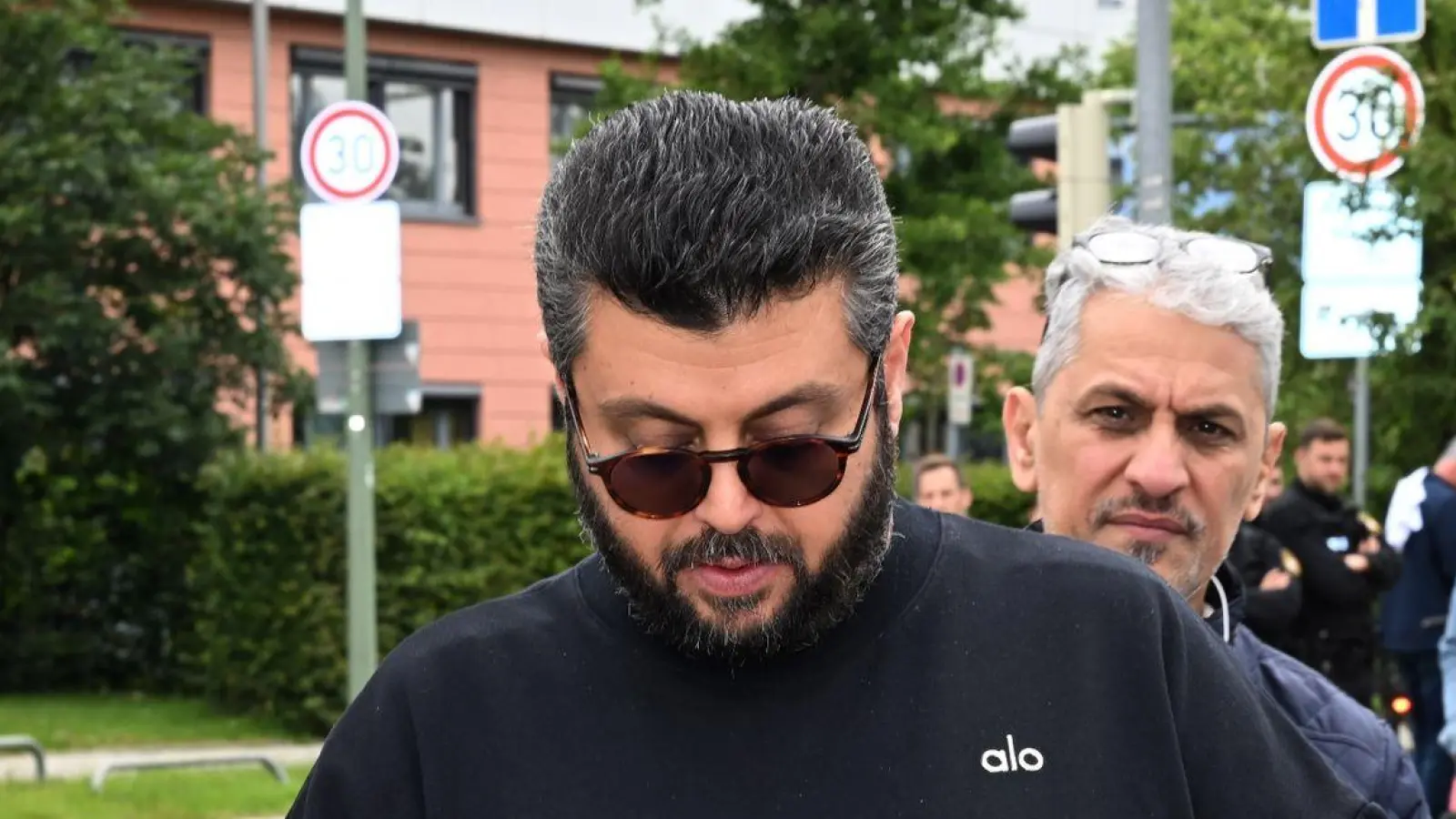 Hasan Ismaik, Investor, kommt zur Mitgliederversammlung des TSV 1860 München in die Kulturhalle Zenith. (Foto: Felix Hörhager/dpa)