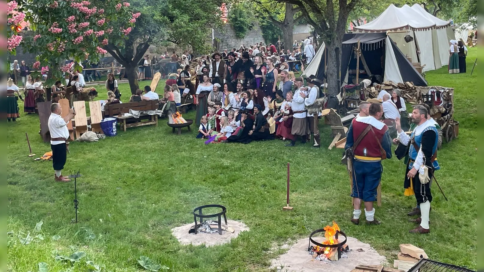 Zweiter Tag bei den Pfingsfestspielen in Rothenburg. Bei bestem Wetter gibt es überall in der Stadt mittelalterliches Treiben zu bewundern. (Foto: Gerhard Krämer)