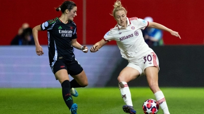 Bayern-Spielerin Carolin Simon (rechts) in der vorigen Saison gegen Arsenals Emily Fox. (Foto: Sven Hoppe/dpa)