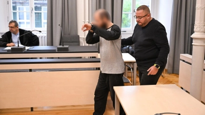 Der Mann (2.v.l.) soll mehrmals auf das Kind eingestochen haben. (Foto: Felix Kästle/dpa)