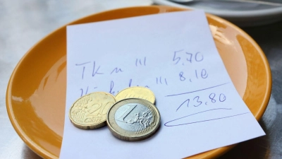 In den meisten Ländern liegt man mit einem Trinkgeld von fünf bis zehn Prozent des Rechnungsbetrags richtig. (Foto: Stephanie Pilick/dpa/dpa-tmn)