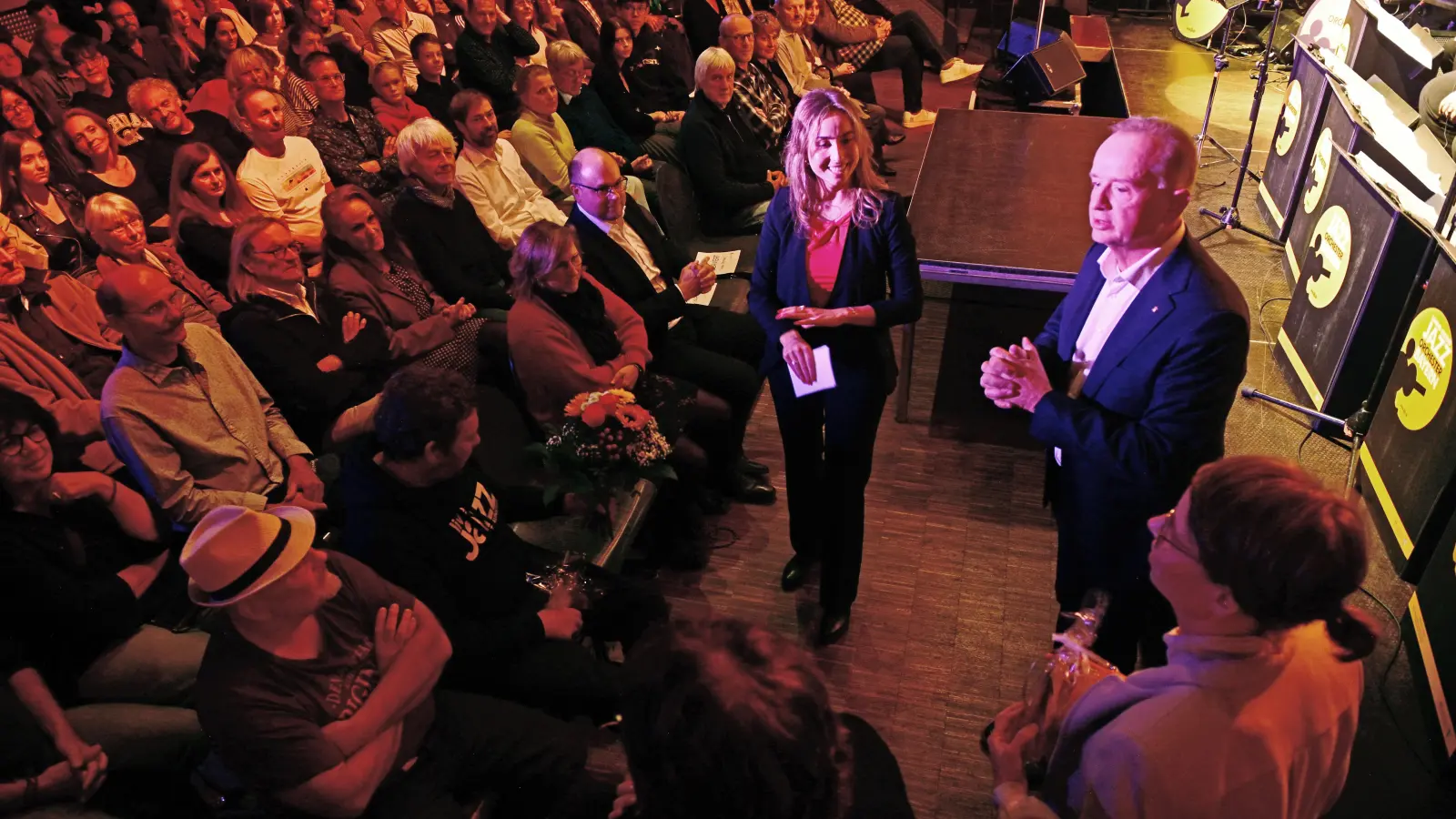 Bei der Eröffnung von Jazzarise in den Ansbacher Kammerspielen: Désirée Dischl, die Jazzreferentin des Bayerischen Musikrats (links), Oberbürgermeister Thomas Deffner und Nadja Wilhelm, Referentin für Kultur und Tourismus. (Foto: Jim Albright)