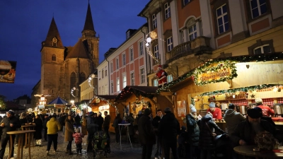 Glühwein, Bratwurst und Crêpes – beliebte Klassiker, die einfach zum perfekten Weihnachtsmarkt-Feeling dazugehören. (Foto: Alexander Biernoth)