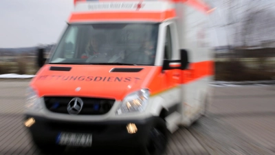 Mit Verletzungen kam der Mann ins Krankenhaus. Tage später starb er. (Symbolbild) (Foto: Stephan Jansen/dpa)