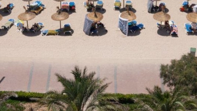 Badegäste am Strand von Arenal auf Mallorca an einem warmen Sommertag. (Foto: Clara Margais/dpa)
