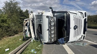 Ein mit Milch beladener Sattelzug ist auf Autobahn A6 bei Aurach umgekippt. (Foto: NEWS5 / Kevin Weddig)