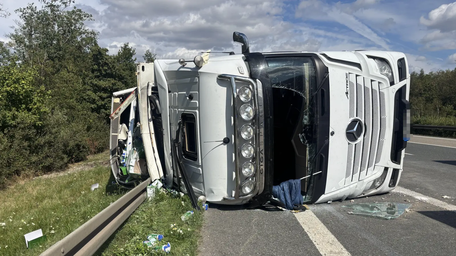 Ein mit Milch beladener Sattelzug ist auf Autobahn A6 bei Aurach umgekippt. (Foto: NEWS5 / Kevin Weddig)