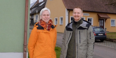 Unmittelbar neben dem Dorfstadl mit Schützenheim (rechts) befindet sich das Elternhaus (links) von Hanna Bühlmeyer, die gemeinsam mit Daniel Bühlmeyer dem Bundeskader angehört. (Foto: Peter Tippl)