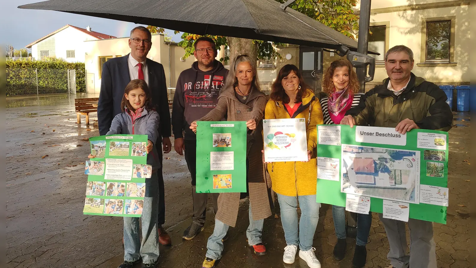 Bürgermeister Stefan Schmidt, Schülersprecherin Johanna Ebert, Daniel Otto und Chantal Hughes vom Elternbeirat, Demokratiebeauftrage Barbara Sauer, kommissarische Schulleiterin Marie-Christine Ohrner, und Michael Würsching vom Elternbeirat (von links) realisieren die Umgestaltung des Pausenhofs. (Foto: Katrin Merklein)