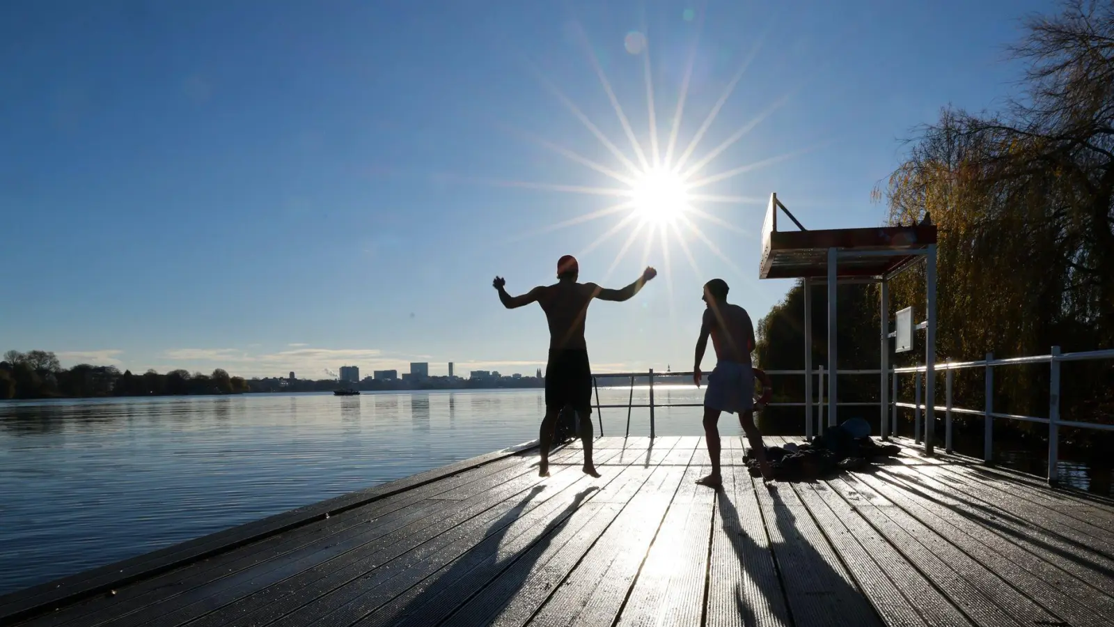 Zwei junge Männer haben Spaß beim Eisbaden in Hamburg an der Alster. (Foto: Christian Charisius/dpa)