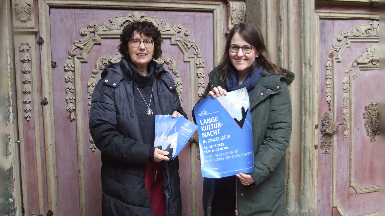 Stellten das Programm der Langen Kulturnacht in Dinkelsbühl vor (von links): Andrea Doberstein von der Buchhandlung Leseland und Katja Boser vom Touristik Service. (Foto: Jasmin Kiendl )