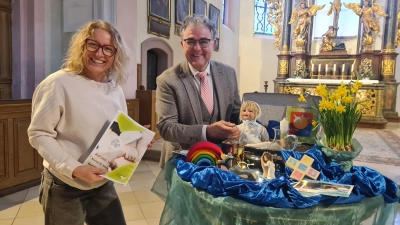 Heidi Wolfsgruber und Jörg Dittmar sind vom neuen Tauf- und Segensprojekt des Dekanats überzeugt. Dazu gehört auch ein Taufkoffer. (Foto: Anna Franck)