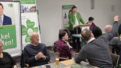 Bürgermeister Jürgen Heckel (am Rednerpult) empfahl den Gästen beim politischen Aschersamstag der WiR in Bad Windsheim seine Wiederwahl. (Foto: Hans-Bernd Glanz)