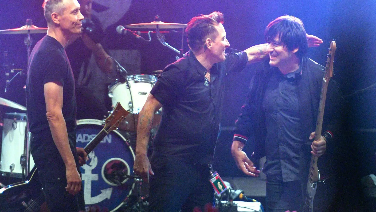 Die Berliner Punkrock-Band Die Ärzte, Farin Urlaub (l-r), Bela B. und Rod Gonzales gehen wieder auf Tour. (Foto: Axel Heimken / dpa)