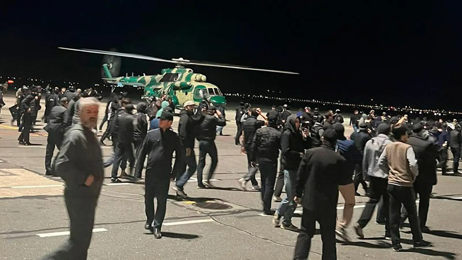 In Machatschkala sind zahlreiche Menschen auf das Flugfeld gelaufen, weil dort eine Maschine aus Tel Aviv gelandet war. (Foto: Uncredited/AP/dpa)