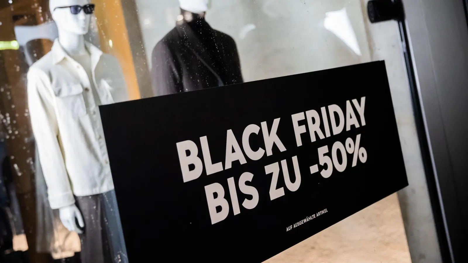 Der Black Friday ist für viele Händler ein wichtiger Umsatzbringer. (Archivbild) (Foto: Christoph Soeder/dpa)