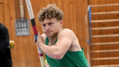 Kraftvoll über 4,30 Meter und zum Meistertitel der U18: Jakob Sand vom TSV Ansbach.  (Foto: Claus Habermann)