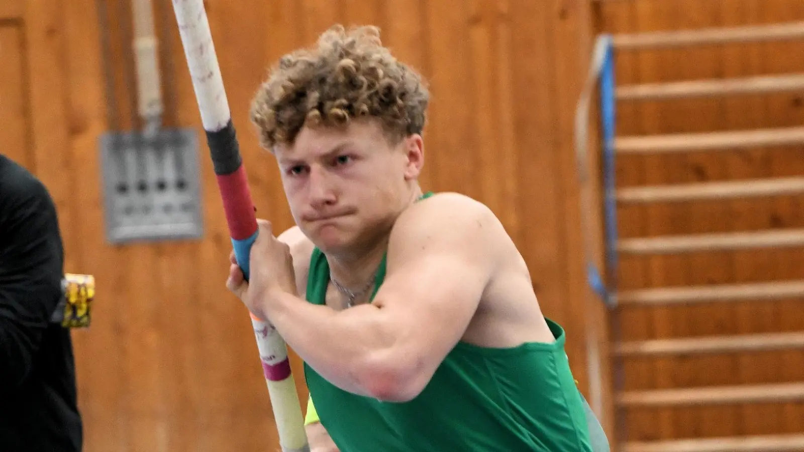 Kraftvoll über 4,30 Meter und zum Meistertitel der U18: Jakob Sand vom TSV Ansbach.  (Foto: Claus Habermann)