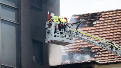 Im Einsatz war auch eine Drehleiter. (Foto: Pia Bayer/dpa)