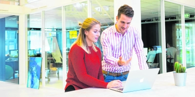 Das Anschreiben soll den Leser überzeugen. Informieren Sie sich daher über das Unternehmen und die ausgeschriebene Stelle, um so die Bewerbung an die spezifischen Anforderungen anzupassen. (Foto: Pexels)