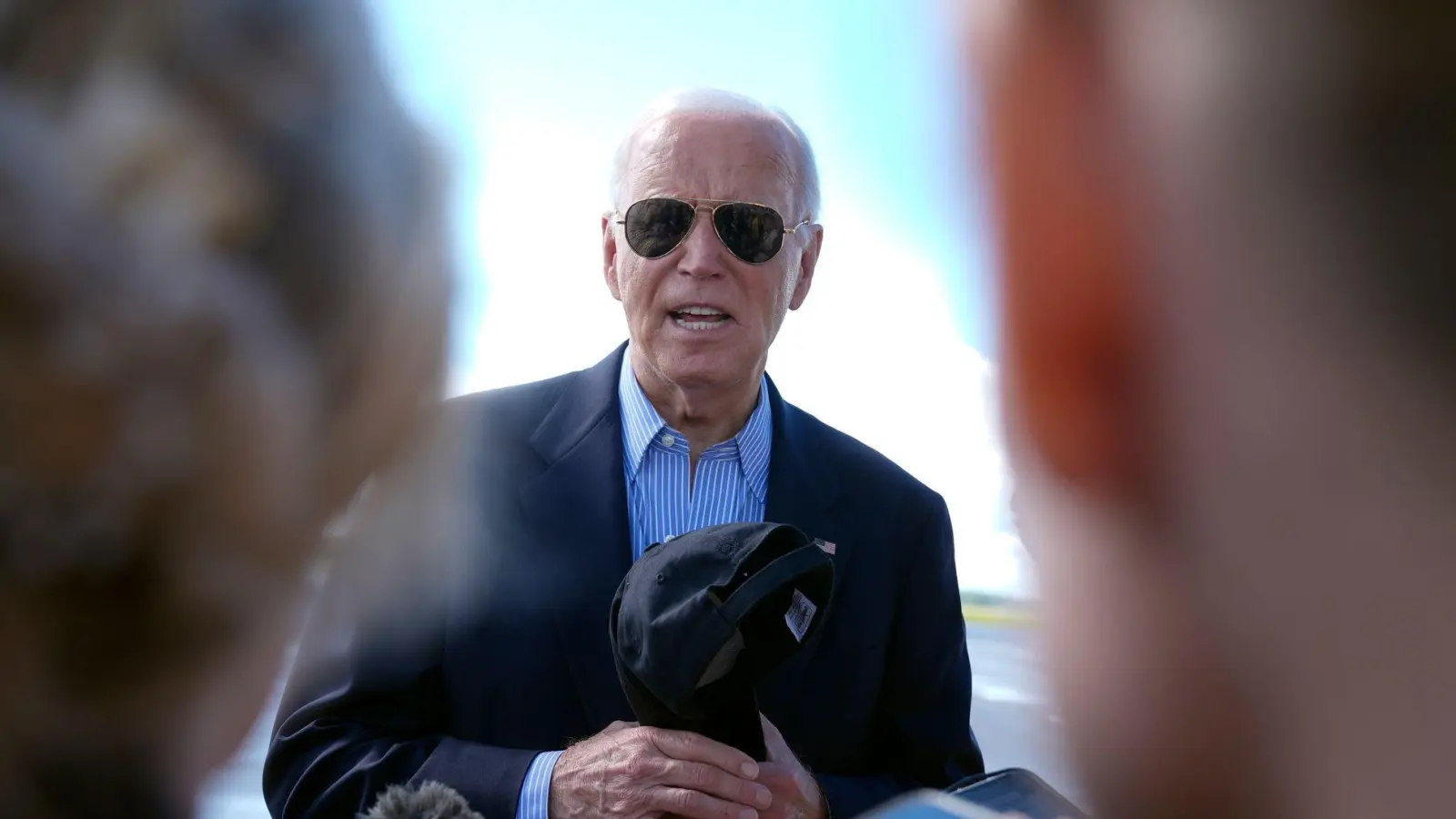 Bleibt US-Präsident Joe Biden im Rennen um das Weiße Haus? Der Demokrat bleibt starr auf Kurs - doch in seiner Partei herrscht Unruhe. (Foto: Manuel Balce Ceneta/AP)