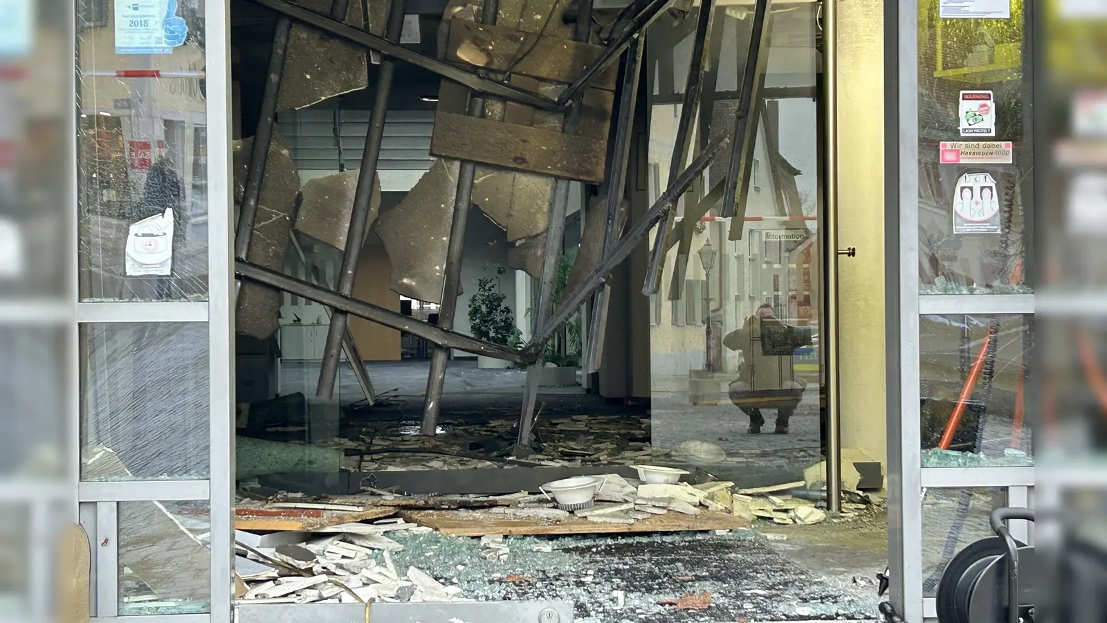 So sah die Bankfiliale in Herrieden nach der Sprengung von zwei Geldautomaten aus. Die Täter sind anschließend in einer schwarzen Limousine geflohen. (Archivbild: Florian Pöhlmann)