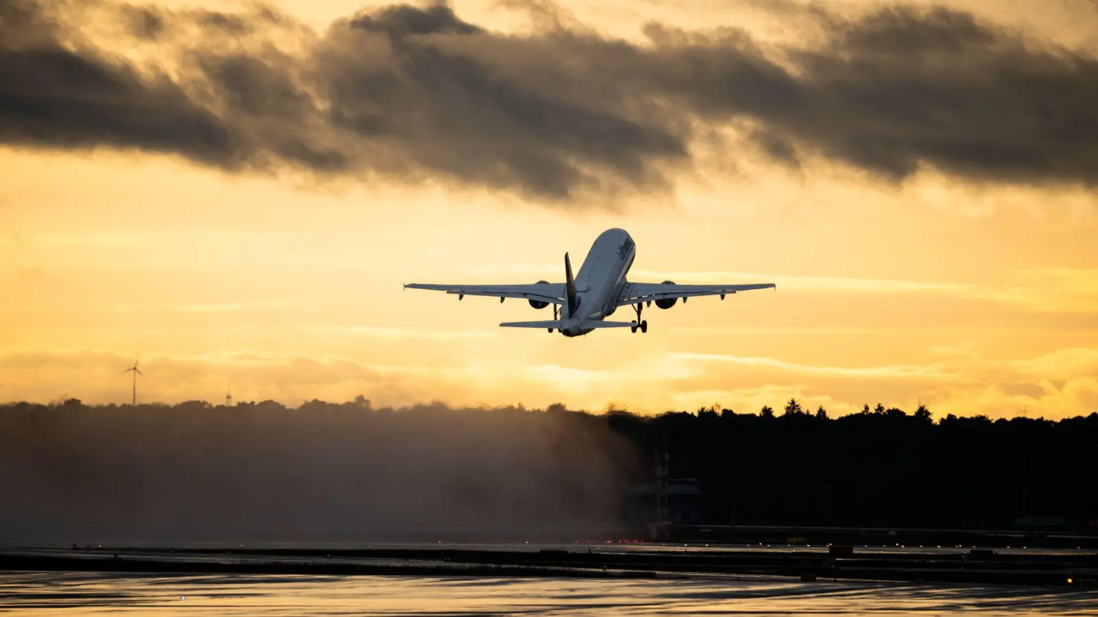 Flüge starten frühmorgens in der Regel deutlich pünktlicher als am Nachmittag oder Abend. (Foto: Andreas Arnold/dpa/dpa-tmn)