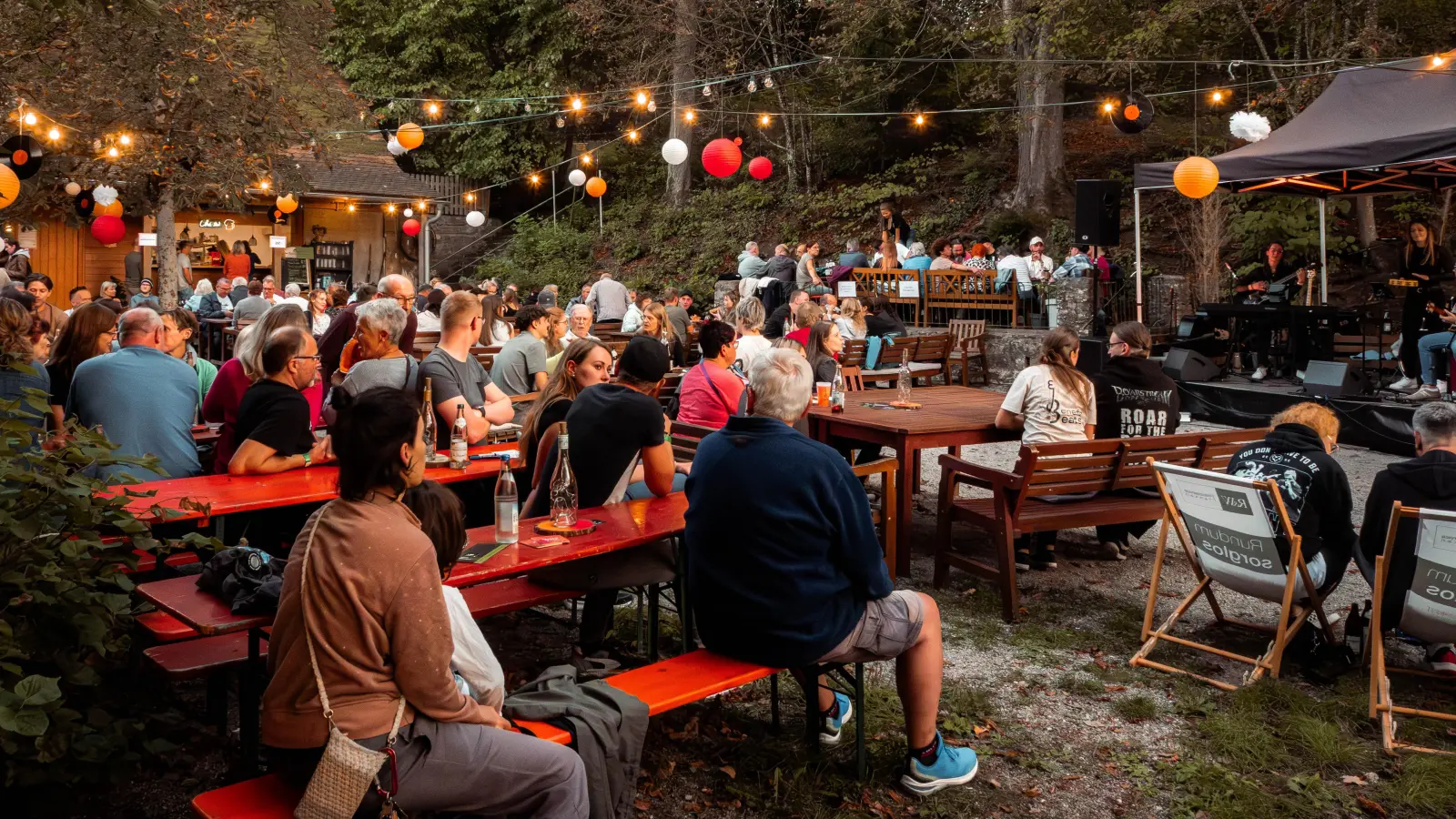 Insgesamt rund 170 Personen waren der Einladung der Evangelischen Jugend im Dekanat „An Sulzach und Wörnitz” gefolgt und feierten im „Cheers Garden” in Feuchtwangen für einen guten Zweck. (Foto: Evangelische Jugend/Alexa Wirth)