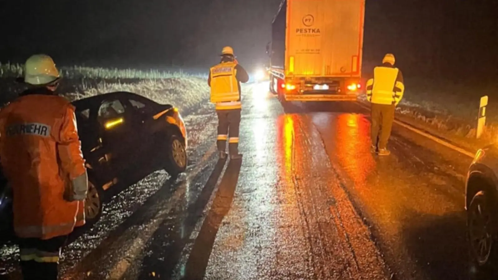 Bei Hombeer rutschte auf glatter Staße ein Auto in den Graben. Ein Lkw kam nicht mehr vom Fleck. (Foto: Feuerwehr Markt Taschendorf)