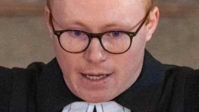 Vikar Tim Trabe leitete den Familiengottesdienst, mit dem am Sonntag des toten Fabian aus Güstrow gedacht wurde. (Foto: Stefan Sauer/dpa)