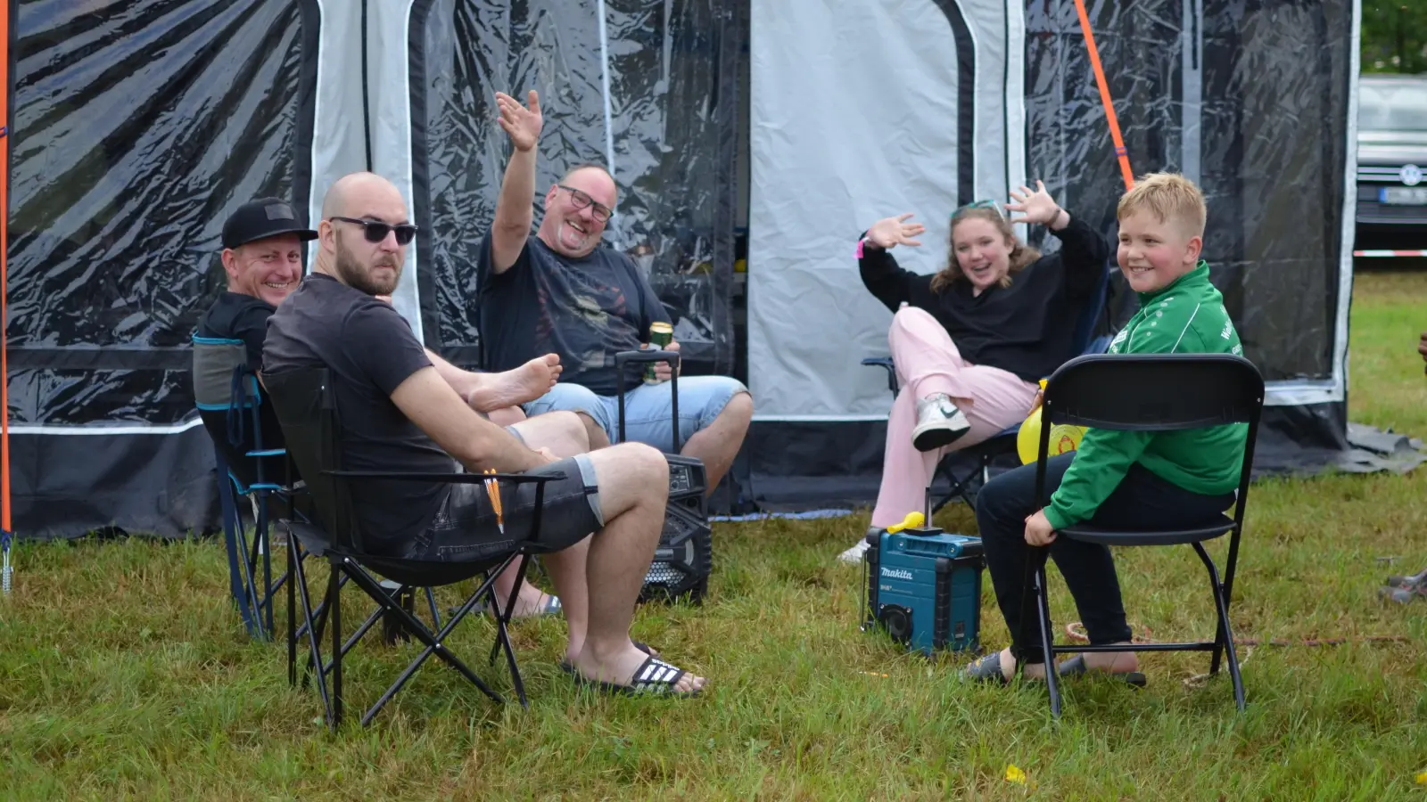 Diese Gruppe hat einen Topplatz nahe des Eingangs ergattert und ist bester Laune. (Foto: Yvonne Neckermann)
