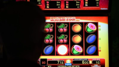 Pech gehabt: Es sind nur zwei Kirschen in einer Reihe, das reicht nicht für einen Gewinn. Szene aus einer Spielothek in Deutschland. (Foto: Wolf von Dewitz/dpa)