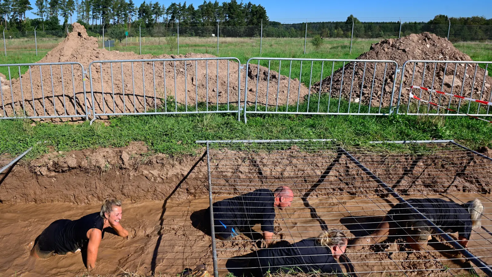 Durch Wasserlöcher und andere Hindernisse hindurch mussten sich die Teilnehmer des „Ansbogger Challenge Fun Run” kämpfen. (Foto: Jim Albright)