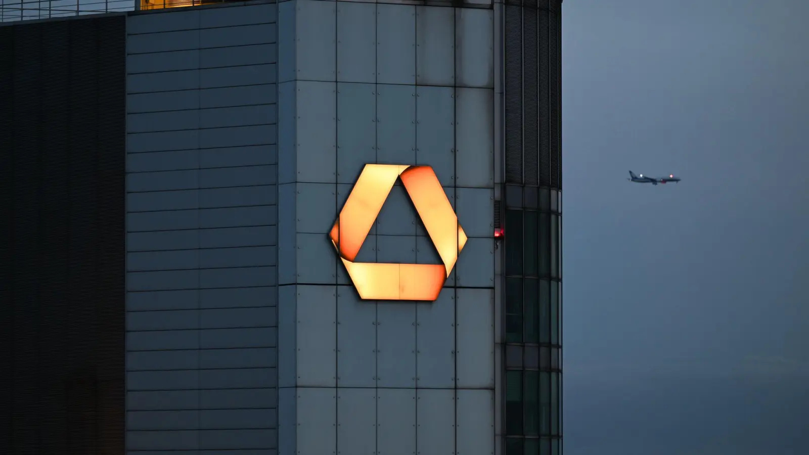 Kämpft um ihre Eigenständigkeit: Commerzbank in Frankfurt (Archivbild) (Foto: Arne Dedert/dpa)