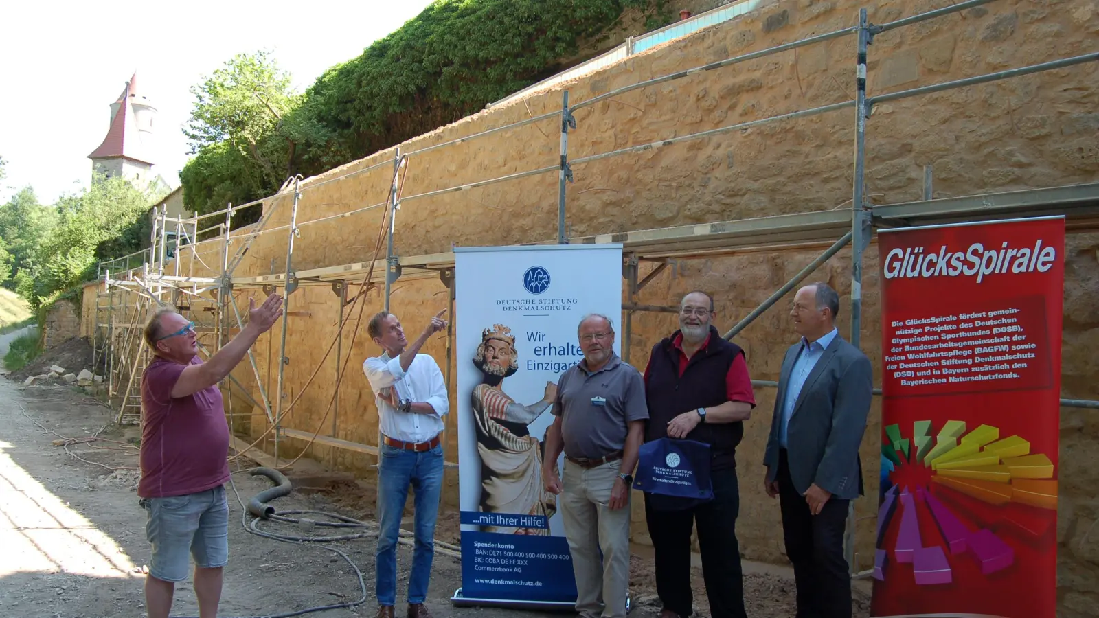 An der Zwingermauer am Segringer Tor erläuterte (von links) Andreas Ganßer zusammen mit OB Dr. Christoph Hammer den beiden Vertretern des Ortskuratoriums der Deutschen Stiftung Denkmalschutz, Manfred Kiesel und Hans-Peter Mattausch, sowie Friedrich Müller von der Lotto-Bezirksstelle die Arbeiten. (Foto: Markus Weinzierl)