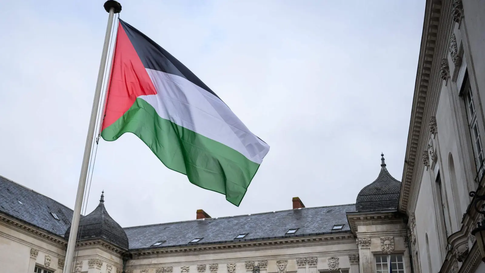 Einige französische Kommunen haben die palästinensische Flagge gehisst. (Foto: Loic Venance/AFP/dpa)
