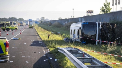 Zwei Schulklassen aus Schleswig-Holstein waren auf dem Weg nach Paris, als ihr Reisebus nahe Wezep verunglückte. (Foto: Jeroen Jumelet/ANP/dpa)